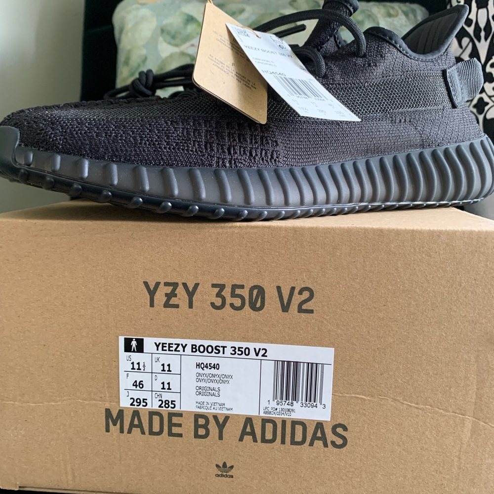 ❌SOLD❌Yeezy Boost 350 V2 Onyx/Onyx/Onyx - Sz 11.5 M